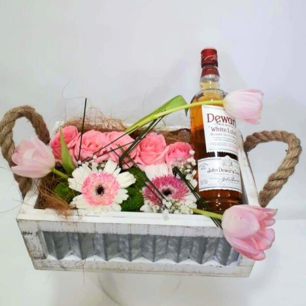 Καλάθι με τουλίπες, ζέρμπερες, τριαντάφυλλα και γυψόφυλλο www.kuklamino.gr