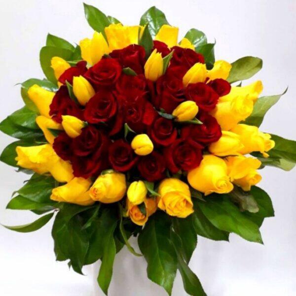 Μπουκέτο με κίτρινα και κόκκινα τριαντάφυλλα kuklamino.gr