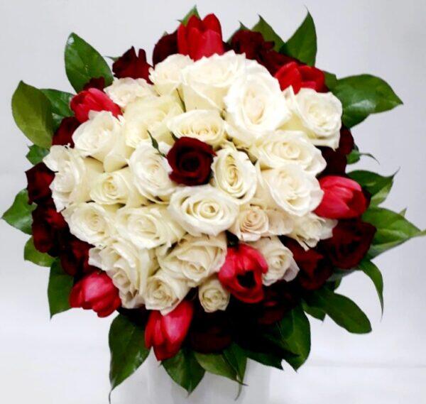 Μπουκέτο με κόκκινα και λευκά τριαντάφυλλα και τουλίπες kuklamino.gr