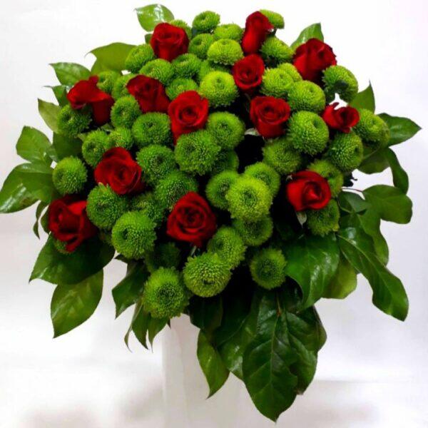 Μπουκέτο με κόκκινα τριαντάφυλλα και χρυσάνθεμα kuklamino.gr