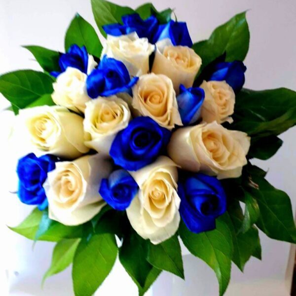 Μπουκέτο με λευκά και μπλε τριαντάφυλλα kuklamino.gr