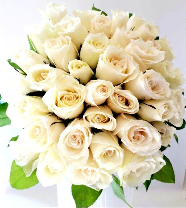 Μπουκέτο με λευκά τριαντάφυλλα kuklamino.gr