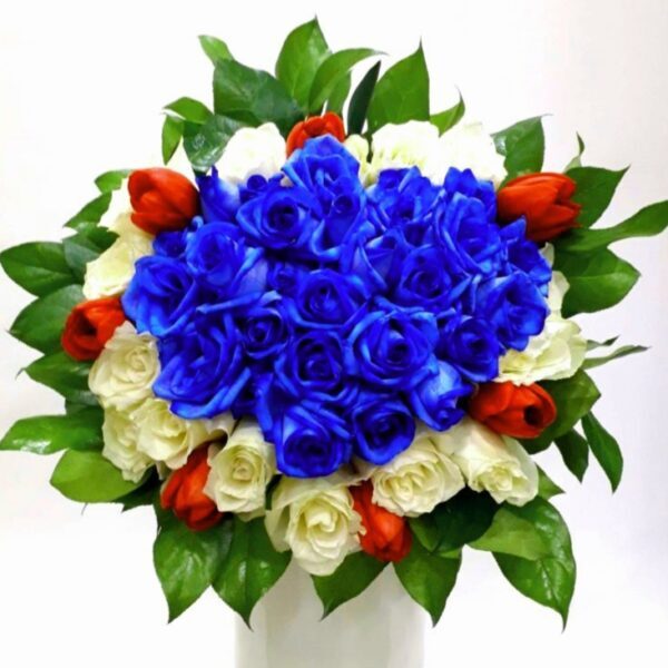 Μπουκέτο με μπλε και λευκά τριαντάφυλλα μαζί με κόκκινες τουλίπες kuklamino.gr