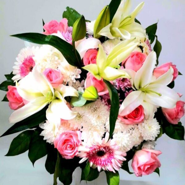 Μπουκέτο με τριαντάφυλλα, ζέρμπερες και lilies oriental kuklamino.gr