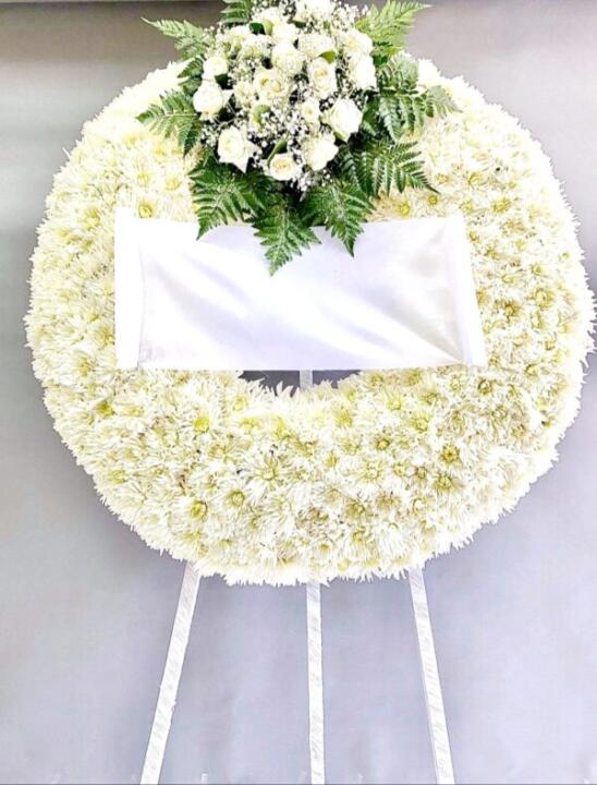 Στεφάνι κηδείας σε τρίποδο με μια σύνθεση www.kuklamino.gr