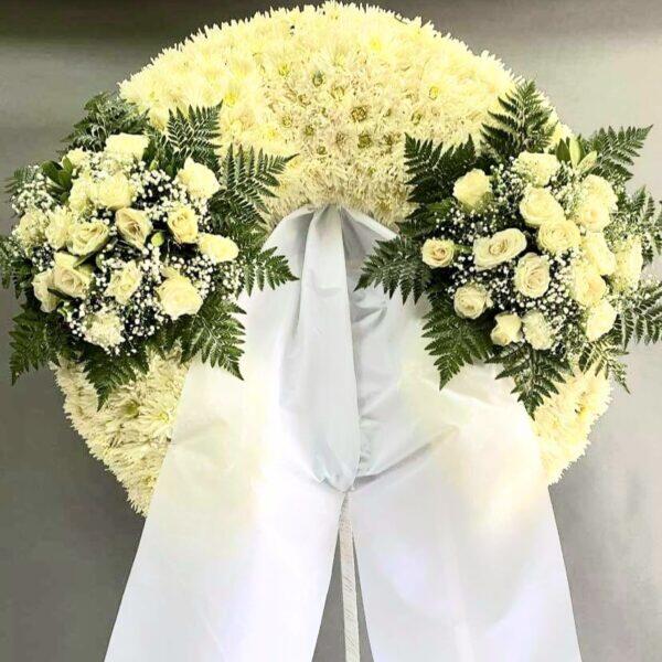 Στεφάνι κηδείας σε τρίποδο με δύο συνθέσεις σε σχήμα ρόδας www.kuklamino.gr Στεφάνι κηδείας σε τρίποδο με δύο συνθέσεις σε σχήμα ρόδας www.kuklamino.gr