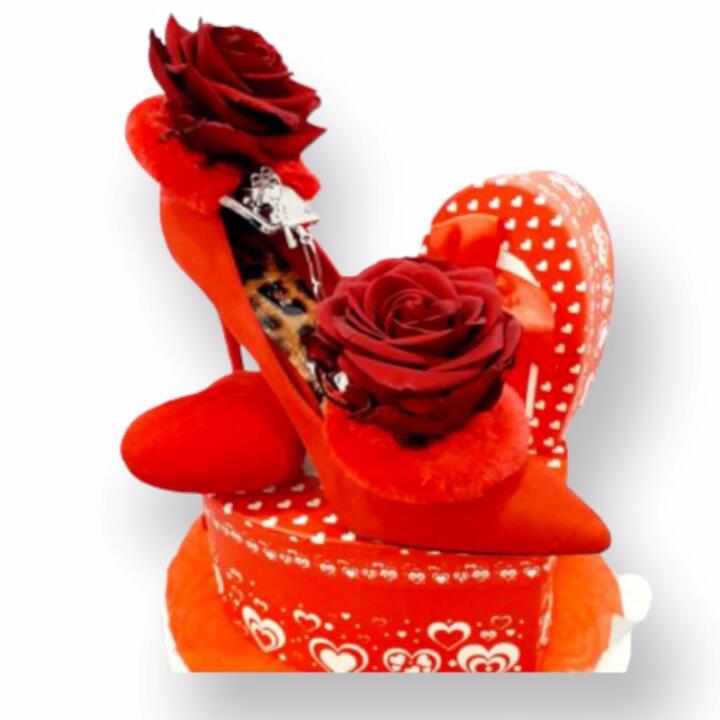 Valentine’s Day σύνθεση με βάση κόκκινη γόβα και χειροπέδες. kuklamino.gr val007