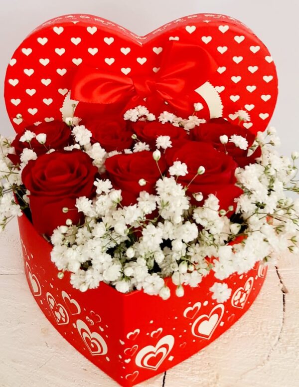 Valentine’s Day κουτί με σύνθεση τριαντάφυλλων